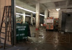 "Ma di notte, dove stazionano i "baracchini" degli hot dog che appestano ogni angolo delle strade? Ecco qui il parcheggio... Onestamente, dopo aver visto (e fotografato a nostro rischio) questa scena ci e' totalmente passata la, seppur lontanissima, voglia di acquistare qualcosa da mangiare per strada..."