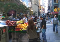 Tutto a New York e' frenetico. Inimmaginabile perdere piu' di 5 minuti per fare acquisti. Il fruttivendolo ambulante aiuta a velocizzare i tempi.