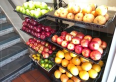 Esposizione di frutta in un altro self service.