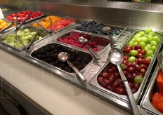 Uva, more, mirtilli giganti, lamponi, arance, fragole, meloni in questo scatto colorato.