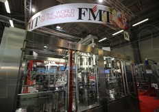 Una macchina per il confezionamento in bottiglia della FMT.