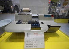 Un pezzo di storia: un'etichettatrice del 1965, esposta nello stand Raytec.
