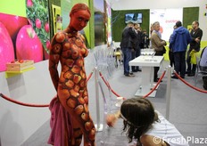 Un'artista del body painting all'opera.