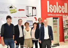 Foto di gruppo presso lo stand Isolcell. Da sinistra a destra: Andrea Weber, Hubert Wieser, Martin, Chiara, Fabio e Giorgio Pruneri.
