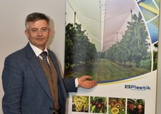 Massimo Bizzarri presso lo stand Plastik, che propone i teli di copertura Oroplus.