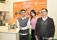 Enrico Turoni (a destra), insieme a Matteo De Lorenzi e alla hostess Alice.