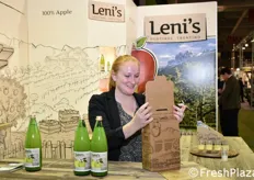 Barbara mentre confeziona due bottiglie di succo Leni's in una pratica scatola a marchio.