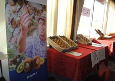 Esposizione allestita dal Consorzio KiwiGold, Cesena, per i kiwi a marchio Jingold.