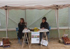 Qui e nelle foto seguenti, la registrazione dei partecipanti all'evento.