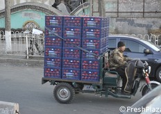 Uno dei tanti mezzi a tre ruote carichi all'inverosimile