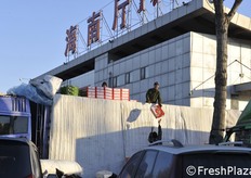 Carico a mano con lancio delle confezioni