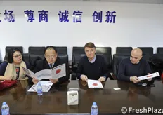 Da sinistra, l'interprete; il vice presidente del Mercato Gu Zhaoxue; Renzo Piraccini di Macfrut; Luca Braia assessore agricoltura Basilicata