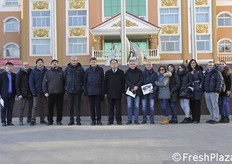 Foto di gruppo all'esterno del palazzo direzionale