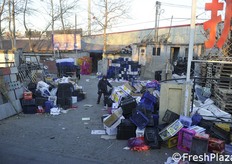 Al margine del Mercato, c'è chi si occupa di recuperare gli imballaggi