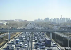 Il traffico di Pechino in un momento di calma, sabato mattina 14 gennaio