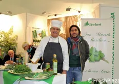 Azienda agricola Ascheri, specializzata in produzione, confezionamento e distribuzione di erbe aromatiche fresche. In foto insieme a Elmore Ascheri (a destra), il cuoco Giuseppe Bruzzone.