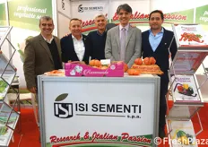 Una bella foto di gruppo allo stand ISI Sementi. Uno dei titolari, Paolo Boni, e' il penultimo sulla destra.
