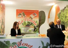 Patrizio Carraro (sulla destra a colloquio) dell'azienda La Veneta, specialista in insalate di quarta gamma.