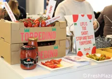 "Degustazione del pomodoro appartenente alla categoria dei mini San Marzano e lanciato sul mercato nel 2011. Il cartello dice: "La vita e' troppo breve. Fermati e gusta Torpedino"."