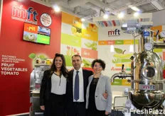 Lorena Leo (assistente commerciale), Maurizio Morrone (general manager) e Thea Giordano (marketing ed export manager) della Morrone Food Tech (MFT), azienda di Pagani (SA), costruttrice di impianti completi per la trasformazione di frutta e verdure.