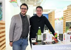 A destra, Marco Panizza, commerciale della societa' agricola Melavi' di Ponte in Valtellina (SO) insieme a Federico Belottini, product manager di Rockit, la mela in tubo.