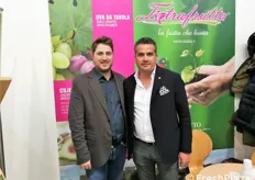 Vincenzo Demattia (agronomo aziendale)e Angelo Torre (responsabile produzione) della Extrafrutta di Bisceglie. Oltre a ciliegie e uva da tavola, l'azienda produce e commercializza fichi, fioroni, pesche e albicocche.