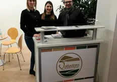 Juditha Bajorska (sales assistent, prima a sinistra) e Michele Molfetta (export manager) dell'azienda Valledoro di Castellaneta Marina (TA).