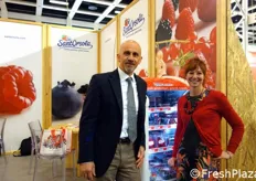 Lorenzo Giacomelli e Sara Bellini presso lo stand della cooperativa Sant'Orsola, specialista in piccoli frutti.