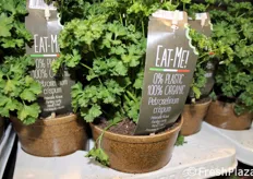 Eat Me! e' un nuovo concept per piante aromatiche coltivate in modo totalmente naturali in vaso biodegradabile in lolla di riso immediatamente edibili ed ecologiche.