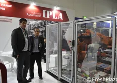 La spagnola Ipla che si occupa di tecnologie per la movimentazione in magazzino. A destra Emilio Latorre Itarte.
