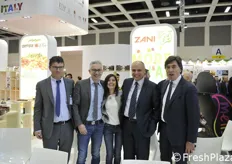Op GranFrutta Zani di Faenza. Da sinistra Enrico Silighini, Cristiano Ulivini, Francesca Borghi, Euro Bassi, Alessandro Zani.