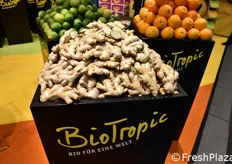 Espositori nello stand della compagnia tedesca BioTropic