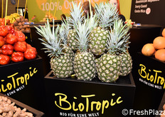 Espositori nello stand della compagnia tedesca BioTropic