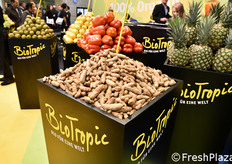 Espositori nello stand della compagnia tedesca BioTropic