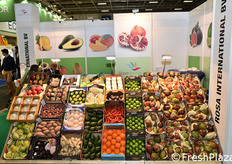 Frutta tropicale nello stand della compagnia olandese Rosa International
