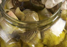 Invasettamento a mano dei carciofi.