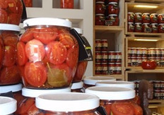 Un angolo del negozio, con i pomodori a filetti in primo piano.