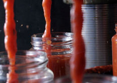 Riempimento dei vasetti con la salsa.