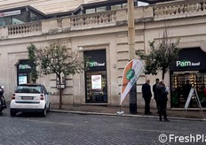 Le vetrine del nuovo punto vendita.