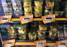 Frutta tagliata a porzioni.