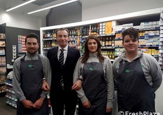 Renato Mazzucco insieme ai collaboratori del nuovo punto vendita.