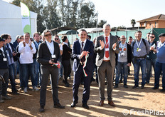 Applausi per l'inaugurazione.