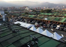 Veduta dall'alto di un blocco del mercato di Medellin.