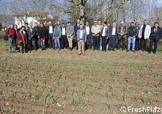 Foto di gruppo in campo.