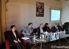 Gruppo di contatto aglio. Da sinistra Cristiane Pieters (Francia), Jose Antonio Corell (Anpca), Julio Bacete (Spagna), Stefania Baldassarre (Consorzio aglio rosso di Sulmona), Roberto Cherubini (Ministero Politiche agricole), Francesco Rastelli (Italia)