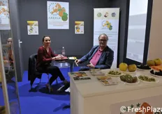 Lo stand di Areflh, l'Associazione delle regioni frutticole europee. A sinistra, la segretaria Pauline Panegos