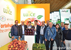 Foto di gruppo presso lo stand della AOP Luce.
