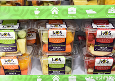 KOS, in onore dell'isola greca, perla del Mediterraneo. Il brand individuo kit di frutta e ortaggi freschi, gia' sbucciati e pronti per prepararsi benefici centrifugati in casa propria.