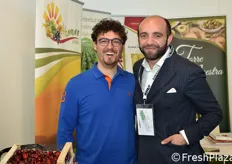 Stand della organizzazione di produttori pugliese Arca Fruit. In foto: Alessandro Palmieri dell'azienda Pestillo e Donato Fanelli della Viva Frutta.