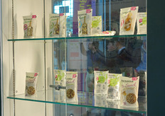 Vetrina con prodotti Besana.